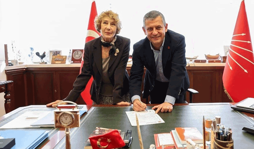 Ayşe Kulin CHP'ye üye oldu: Rozetini Özgür Özel taktı