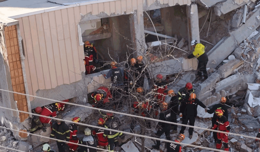 Kocaeli'de çöken binada enkazdaki kişilerin kimlikleri belli oldu