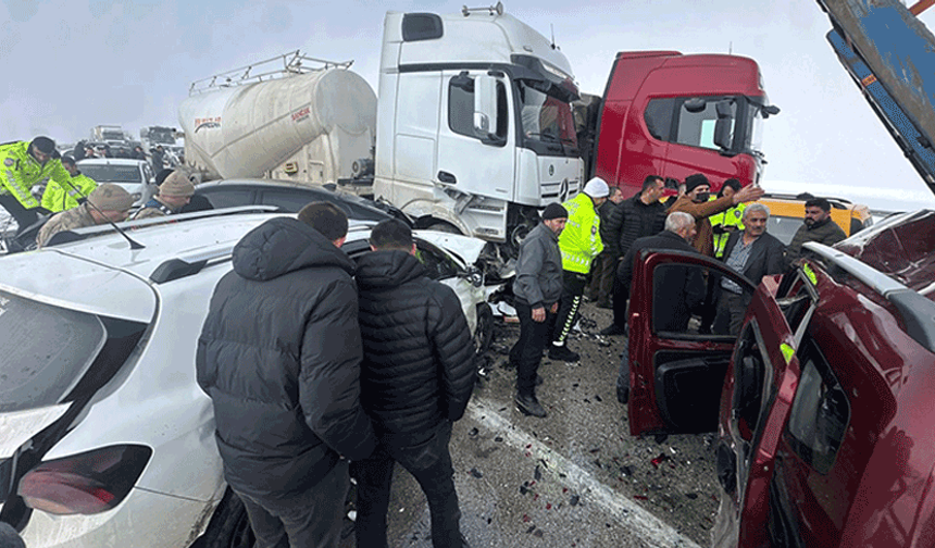 Erzurum'da iki farklı zincirleme trafik kazası: 1 ölü 31 yaralı