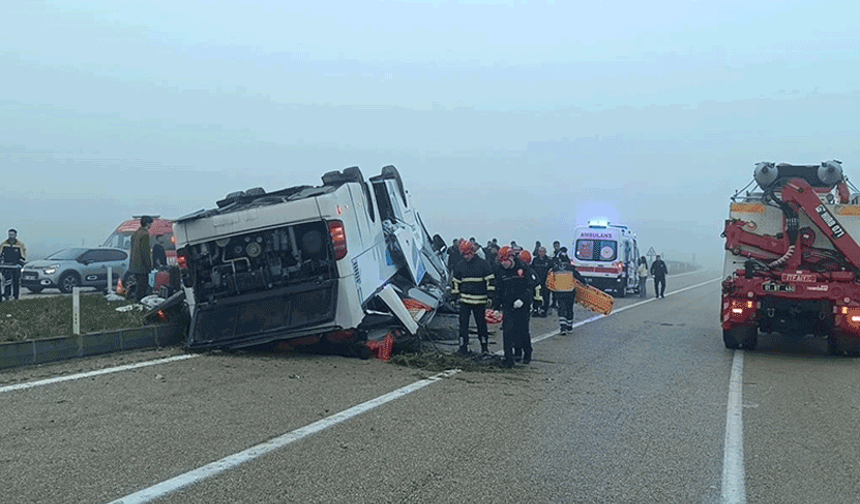 Adana'da devrilen yolcu otobüsündeki 2 kişi hayatını kaybetti, 23 kişi yaralandı