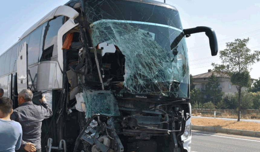 Afyonkarahisar'da yolcu otobüsü kamyonete çarptı: 1 ölü, 15 yaralı