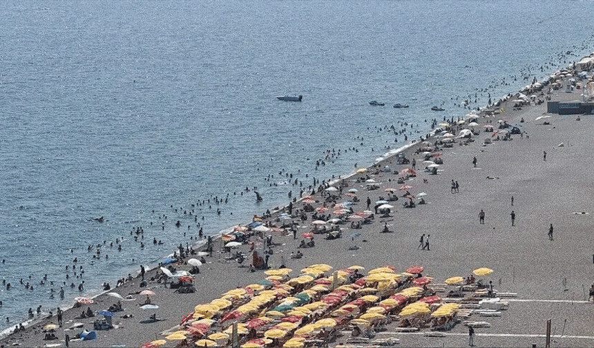 Antalya'da yüksek nem ve sıcaktan bunalanlar sahilleri doldurdu