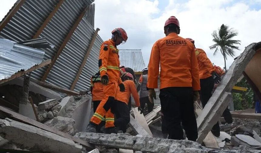 Endonezya'da 7,7 büyüklüğündeki depremde can kaybı 103'e yükseldi