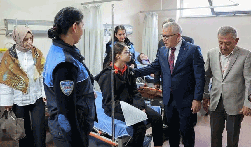 Sivas'ta öğrenci servisi ile polis aracı çarpıştı, 13 öğrenci ve 3 polis yaralandı