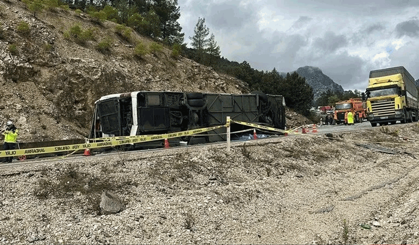 Burdur'da yolcu otobüsü devrildi: 1 ölü, 9 yaralı