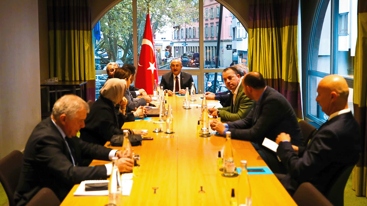 Dışişleri Bakanı Çavuşoğlu, AKPM Türk heyeti ile bir araya geldi