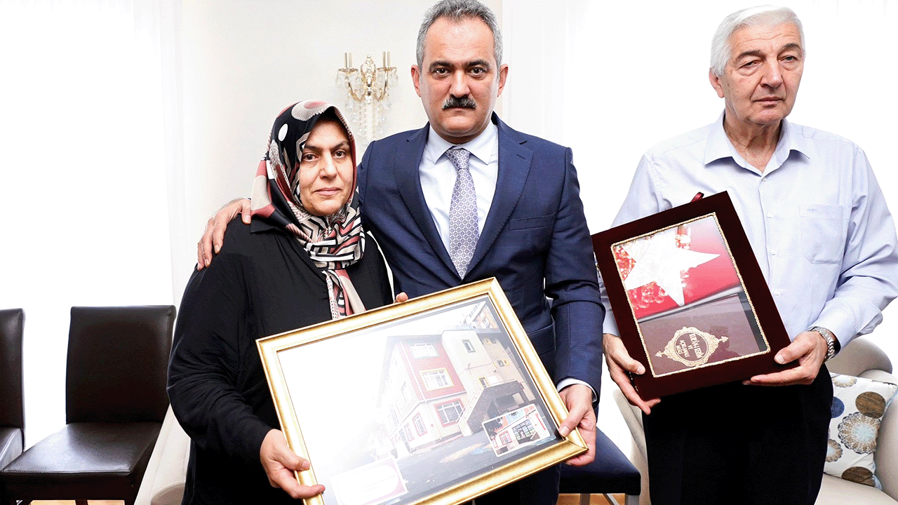 Bakan Özer’den İstiklal Caddesi’ndeki saldırıda hayatını kaybeden anne ve kızın ailesini ziyaret